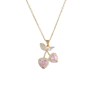 Collar de cereza dorado con cristales de corazón rosa y piedras de circonita brillante