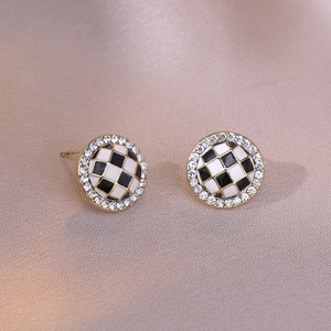 Elegant 925 silver needle checkerboard stud earrings with sparkling halo crystals