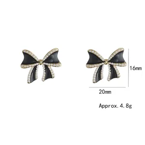 Vintage strik oorbellen met parels, 20mm x 16mm, gewicht ca. 4,8g, op witte achtergrond