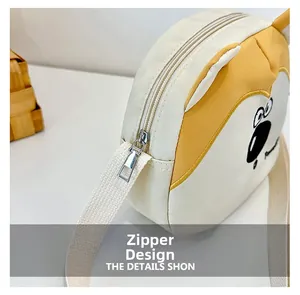 Détail de la fermeture éclair en métal et broderie sur le sac bandoulière chien