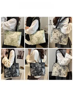 Vues détaillées de sacs cabas avec motifs de bambou vintage en plusieurs couleurs