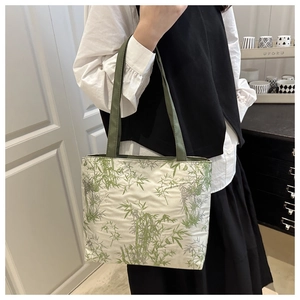 Détail de la texture en toile et du motif de feuilles de bambou vert sur le sac
