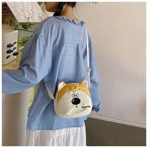 Détail d'un sac bandoulière en toile avec motif chien Shiba Inu mignon et sangle blanche