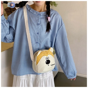 Sac bandoulière en toile shiba inu mignon avec bandoulière réglable porté par un modèle