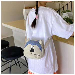 Détail du sac bandoulière mignon en forme de chien avec sangle et fermeture éclair