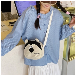 Détail du petit sac bandoulière blanc motif chien mignon avec lettrage brodé