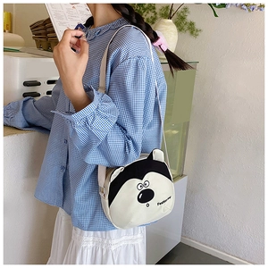 Détail du sac bandoulière en toile husky mignon montrant la sangle réglable amovible