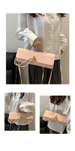 Detail der rosa Schlangenhaut-Prägung Handtasche mit goldener Knotenschließe und Riemen