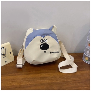Détail d'un petit sac bandoulière en toile avec motif animal mignon sur table en bois