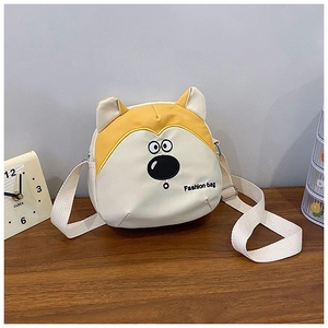 Détail du sac en toile shiba inu avec oreilles 3D et bandoulière ajustable