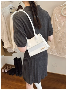 Détail du sac trapèze blanc en cuir PU avec logo JINGPIN doré de style français chic
