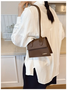 Sac bandoulière rétro en cuir marron avec logo en métal et design à rabat minimaliste