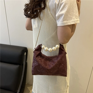 Borsa a mano bordeaux effetto serpente con manico di perle e catena d'oro
