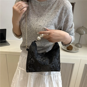 Elegante borsa nera a motivo serpente con manico di perle e tracolla dorata
