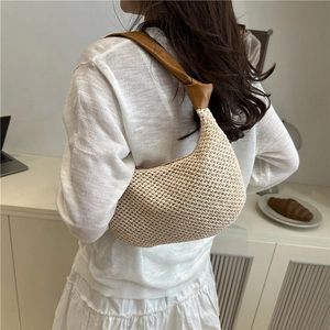 Beige gewebte Mondsichel-Schultertasche mit braunem geknotetem Riemen im Lifestyle-Look
