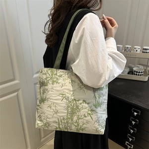 Grand sac cabas tendance avec motif bambou vert sur toile ivoire pour un look chic