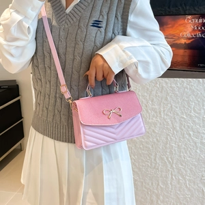 Rosa Handtasche mit goldenem Bogenschloss und gesteppter V-Textur sowie Schultergurt