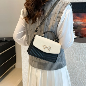 Elegante zweifarbige Umhängetasche mit goldener Schleife und V-Steppung aus Leder