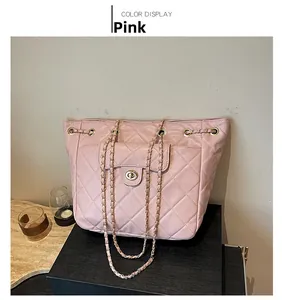 Détail du sac bowling rose matelassé en cuir PU brillant avec bandoulière en chaîne dorée