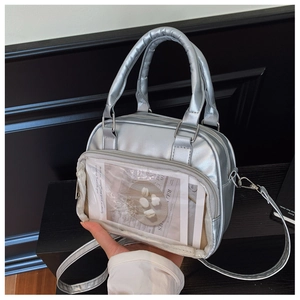 Dettaglio borsa ita argento metallizzato con finestra in PVC e consistenza morbida