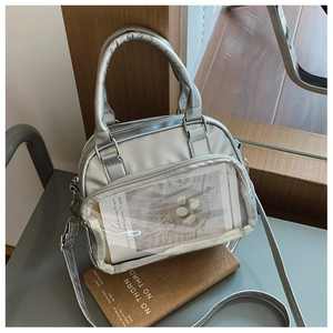 Dettaglio della borsa Ita argento con finestra in PVC trasparente e finitura metallica