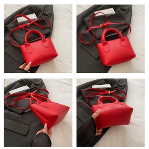 Mehrfachansicht der roten Eimer-Tasche aus Lychee-Leder mit Griff und Logo-Detail