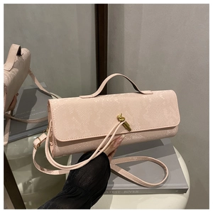 Rosafarbene Handtasche mit Krokodilprägung und elegantem goldenem Knotenverschluss