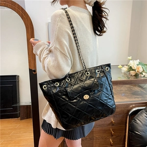 Sac Boston classique en cuir matelassé noir avec chaîne dorée et fermoir pivotant
