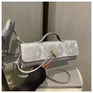 Handtasche in Silber mit Schlangenmuster, Gold-Drehverschluss und Metallic-Finish