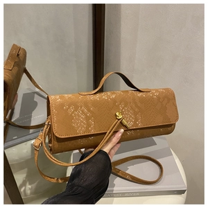 Braune Handtasche mit Krokodilmuster, goldener Knotenschnalle und schmalem Schultergurt