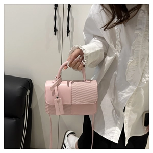 Détail du sac bandoulière rose en patchwork avec panneaux en maille et poignée