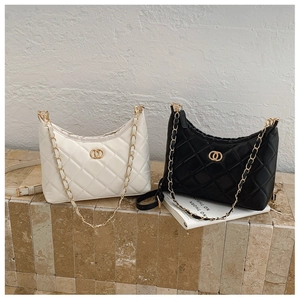 Détails de texture matelassée et chaînes dorées sur sacs à main blancs et noirs chics