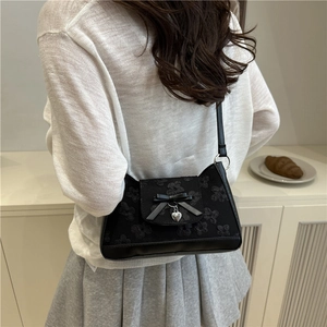 Schwarze Cloud-Achseltasche mit floraler Spitze, Seidenschleife und Herz-Anhänger