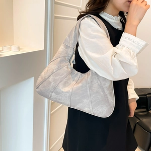 Minimalistische graue Hobo-Schultertasche aus Wildleder mit modernem Patchwork-Design