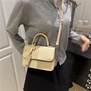 Sac à bandoulière carré élégant en beige avec patchwork de tissu et simili cuir