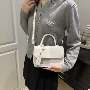 Sac bandoulière beige chic avec empiècement tissé et poignée élégante pour femmes