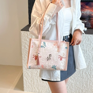 Rosa New Chinese Tote Bag mit Schmetterlingsstickerei und Quastenanhänger-Details