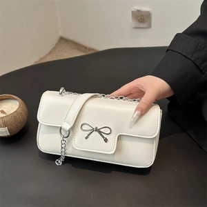 Sac bandoulière blanc en cuir PU avec nœud argenté et bandoulière en chaîne