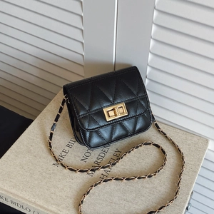 Sac bandoulière noir matelassé avec fermoir doré et bandoulière chaîne sur support épuré