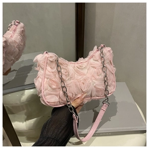 Détail du sac à main à fleurs roses avec chaîne argentée pour soirée élégante