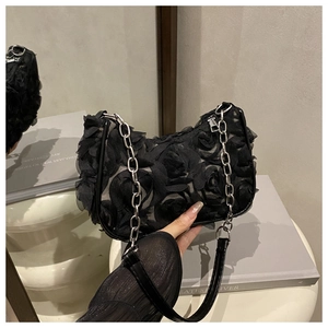 Détail des roses en mousseline 3D et de la grosse chaîne argentée du sac à bandoulière noir