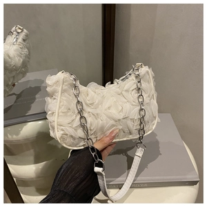 Détails du sac à main en mesh blanc avec fleurs en relief et bandoulière chaîne chic