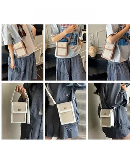 Détail de sacs bandoulière bicolores en toile et cuir avec fermoirs métalliques en trèfle