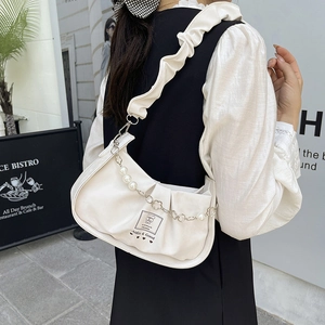 Sac bandoulière blanc en similicuir plissé avec chaîne de perles et breloque fleur
