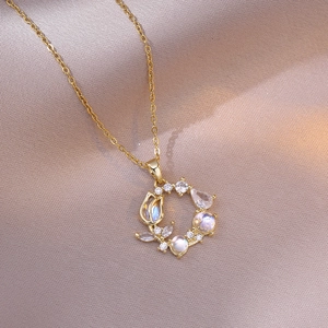 Goldene Halskette mit Tulpenkranz-Anhänger, Mondsteinen und Kristallen für Damen