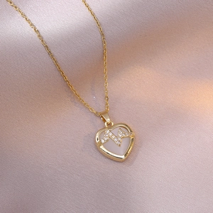 Collier cœur doré avec incrustation rose et ligne de battement de cœur sur soie violette