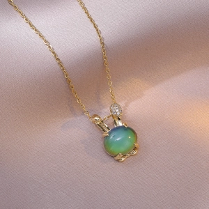 Collier lapin doré avec pierre à changement de couleur et accents de zircon