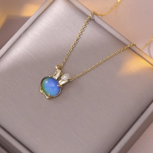 Collier lapin doré avec pierre sensible à la température et incrustation zircon