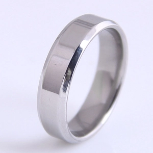 Vue détaillée de la bague en acier inoxydable argenté poli avec une surface effet miroir