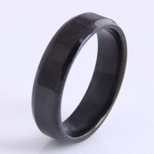 Gros plan d'une bague minimaliste en acier inoxydable noir avec finition lisse